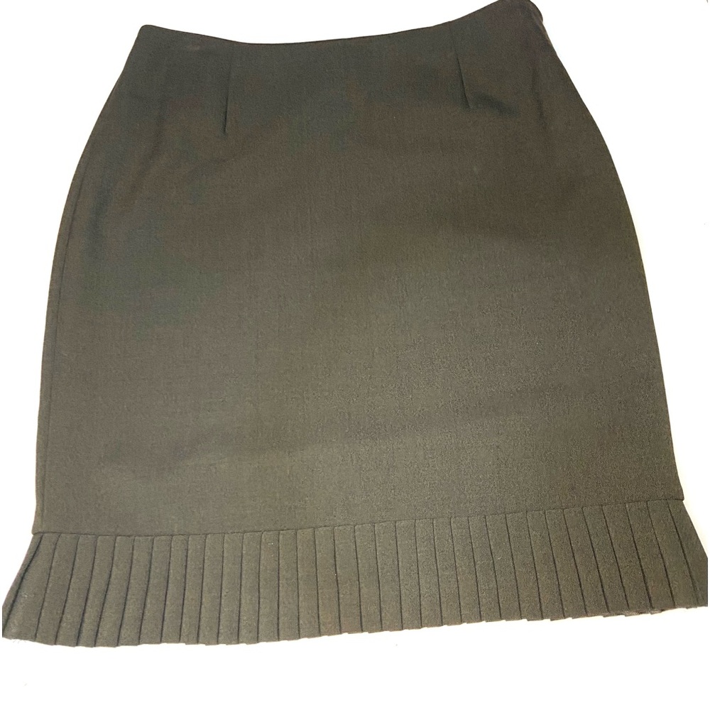 Classic elegance Alfani Petite darted skirt with pleated bottom. Size 8P…